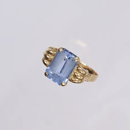 Ring med blå stenar, stl 15¾, bredd 2-10mm, något ojämn skena, 18K Vikt: 1,9 g