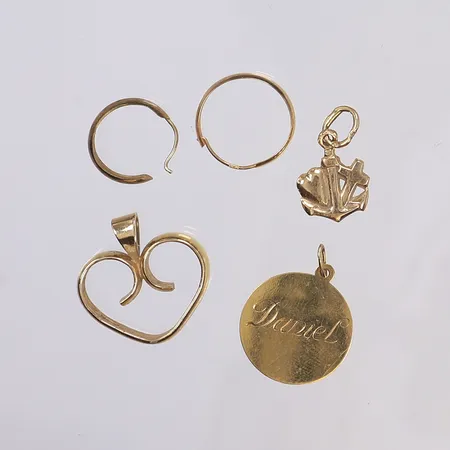 Diverse guld, defekt/gravyr, 18K Vikt: 7,8 g