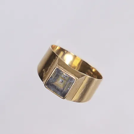 Ring med blå sten, stl 17¼, bredd 4-9mm, bucklig, 18K Vikt: 3,4 g