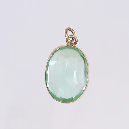 Hänge med grön sten, 32x17mm, 14K Bruttovikt: 8,1g Vikt: 8,1 g