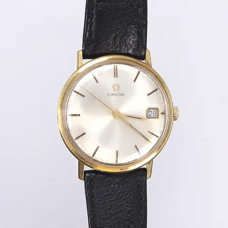 Herrur Omega, Ø33mm, manuell, datum, boettnr 132026, cal 611, verknr 24059443, boett 18K, graverad bakboett, repigt plexiglas löst behöver troligen en ny packning, slitet läderband ej original