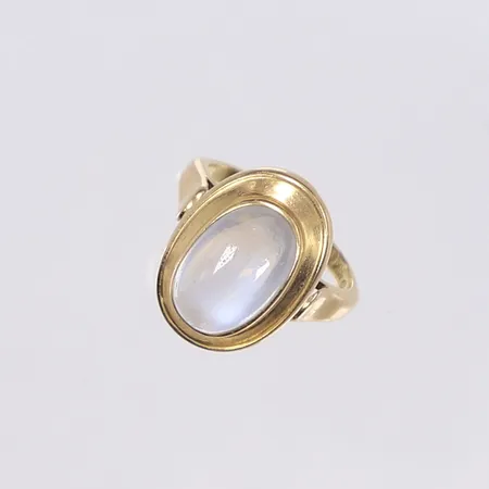 Ring med vit skimrande sten troligen månsten, stl 15½, bredd 2-18mm, smärre slitage på sten, 18K Vikt: 4,3 g