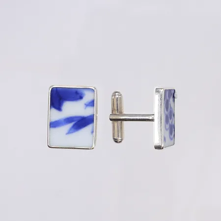 Ett par manschettknappar med skärvor av ostindiskt porslin, 20x16mm, tillv. CaiCiFang, Peking 2024, silver 925/1000 Vikt: 11,4 g