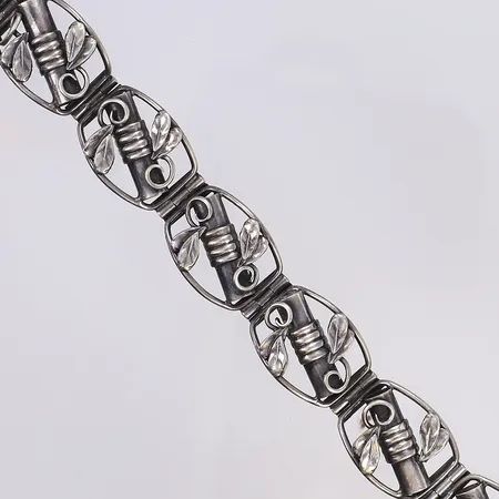 Armband, 19cm, bredd 20mm, troligen tillv. GK Kaplan Stockholm 1950-tal, saknar säkerhetskedja, skadat lås, silver 830/1000 Vikt: 34,6 g