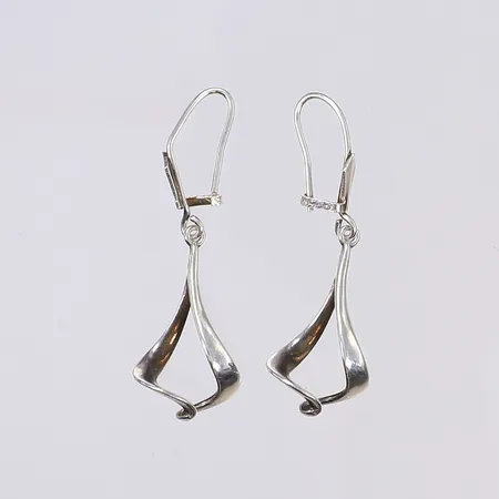 Ett par örhängen, höjd 42mm, bredd 13mm, något ojämna öglor, silver 925/1000 Vikt: 2,8 g