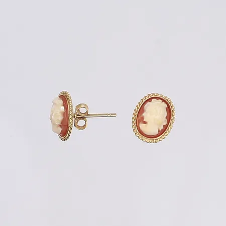 Ett par örhängen med camé, 10x8mm, 18K Vikt: 1,5 g
