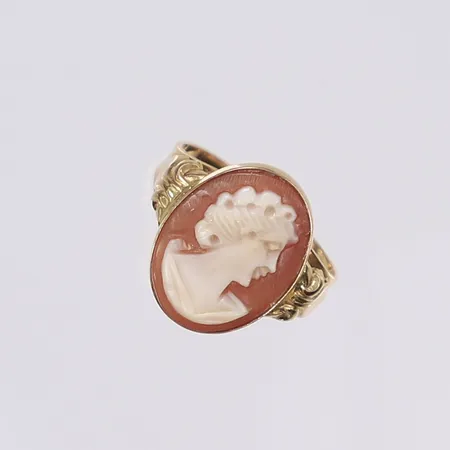 Ring med camé, stl 17¼, bredd 2-16mm, tillv. Ceson, något ojämn skena, 18K Vikt: 3,7 g