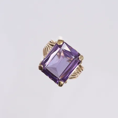 Ring med lila sten, stl 17¼, bredd 2-17mm, sten lågot lös i fattning, 14K Bruttovikt: 7,4g Vikt: 7,4 g