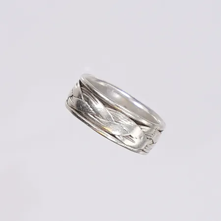 Ring, flätad design, stl 16¾, bredd 7mm, slitage, silver 925/1000 Vikt: 4,2 g
