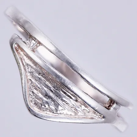 Ring stl: 17 ¾, bredd ca 1-8mm, 925/1000 silver Vikt: 1,7 g