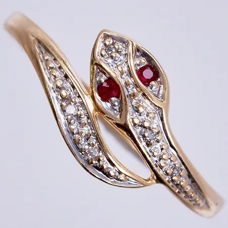 Ring med två färgade stenar och diamanter ca 5x0,005ct åttkantslipade, stl: ca 19, bredd: ca 1,5-9mm, GHA, 18K  Vikt: 1,7 g