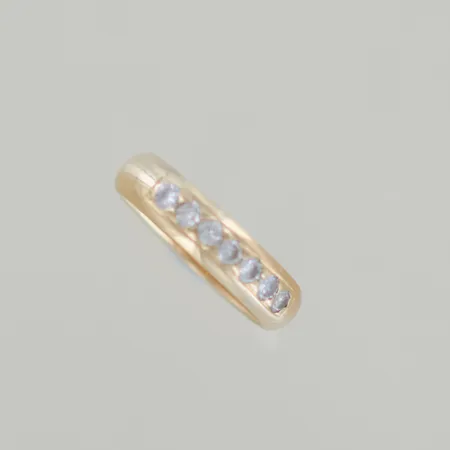 Ring med diamanter 7 x 0,05ct, Ø 17 mm B 5mm, 18k, graverad Vikt: 5,4 g