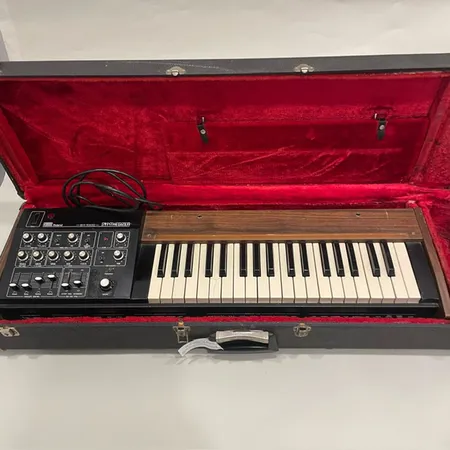 Synth Roland SH-1000, analog, serie-nr: 224272, troligen från ca år 1977, Japan, lagad spricka på tangent, fläckar, bruksslitage, ej funktionstestad, utländsk stickkontakt, hårt fodral Specialfrakt, kontakta pantbankskontoret för mer information.