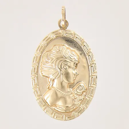 Hänge med dekor av kvinna samt mönsterdekor, 35x21mm, 18K  Vikt: 1,6 g