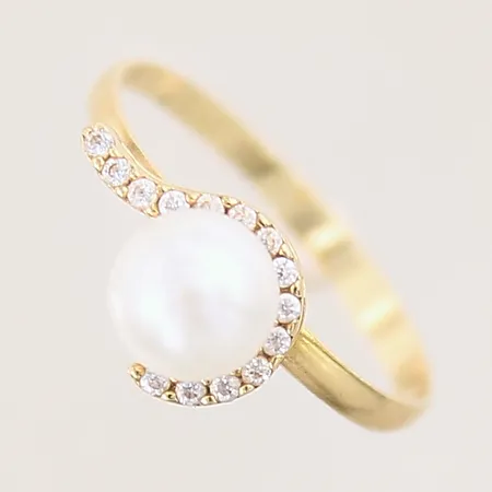 Ring med odlad saltvattenpärla samt vita stenar, stl 16¾, bredd 1,7-8mm, 18K  Vikt: 1,7 g