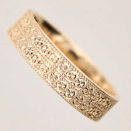 Ring med dekor, stl 17¾, bredd 5mm, gravyr, 9K Vikt: 3,9 g