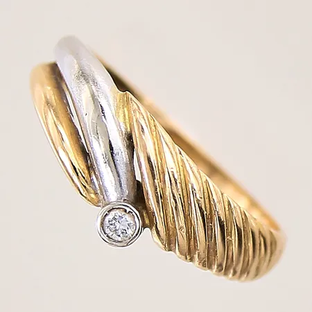 Ring med diamant ca 0,04ct samt dekor, stl 18, bredd 2,8-7,6mm, tvåfärgad, 18K Vikt: 3,4 g