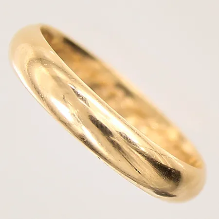 Ring, slät, stl 20, bredd 4,5mm, gravyr, 18K Vikt: 5,8 g