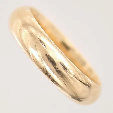 Ring, slät, stl 15¾, bredd 4,5mm, gravyr, 18K Vikt: 4,7 g