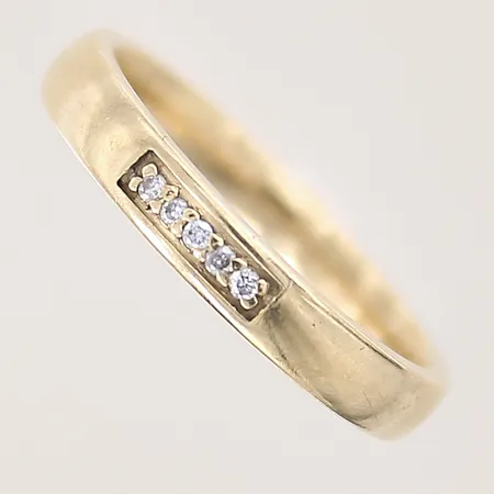Ring med diamanter 5 x ca 0,005ct, stl 16½, bredd 3mm, gravyr, 9K Vikt: 2,6 g