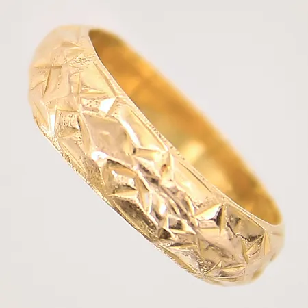 Ring med dekor, stl 17, bredd 5,5mm, lagad skena, skev, 21K Vikt: 1,2 g