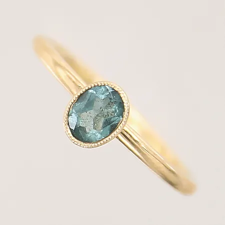 Ring med grön sten, stl 15¼, bredd 1,5-6mm, 18K  Vikt: 1,9 g