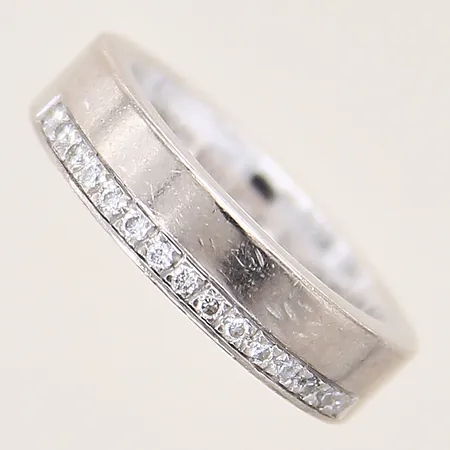 Ring med diamanter 15 x ca 0,01ct, stl 15½, bredd 5mm, vitguld, i behov av omrodiering, gravyr, 18K  Vikt: 9,6 g