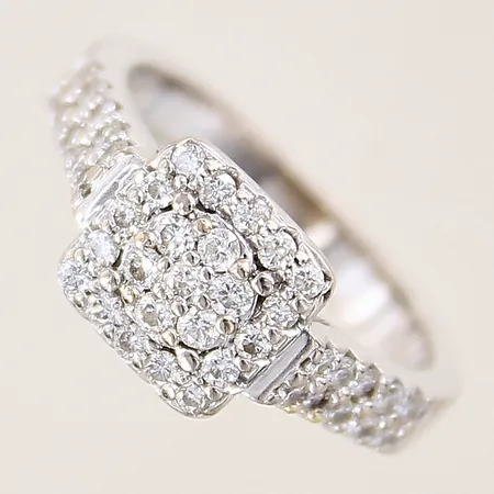Ring med diamanter totalt 0,68ctv enligt gravyr, stl 17, bredd 3-9mm, vitguld, GHA, skena i behov av omrodiering, 18K Vikt: 6,1 g