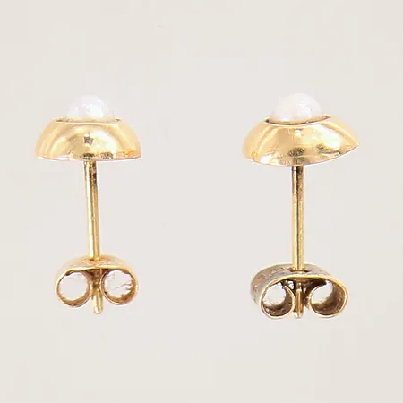 Ett par örhängen med odlade pärlor, 15x7mm, ena bucklig, 18K  Vikt: 1 g