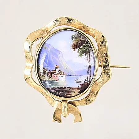 Brosch med emalj, 30x25mm, nål något skev, emalj med slitage, 18K  Vikt: 3,8 g