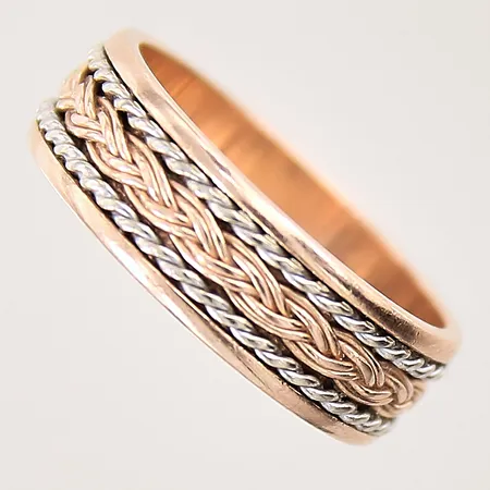 Ring med dekor, stl 18¼, bredd 6mm, vitguldsdetaljer, 14K  Vikt: 5,3 g
