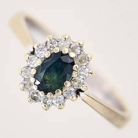 Ring med grön sten, troligen syntetisk safir, samt diamanter 14 x ca 0,02ct, stl 19, bredd 3-11mm, vitguld, i behov av omrodiering, 18K  Vikt: 4,2 g