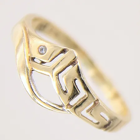 Ring med vit sten, stl 19, bredd 2-9mm, 14K  Vikt: 2,4 g