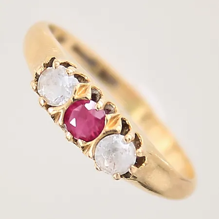 Ring med rosa safir samt vita spineller, stl 16, bredd 2-5mm, stenar med nagg, 18K  Vikt: 2,2 g