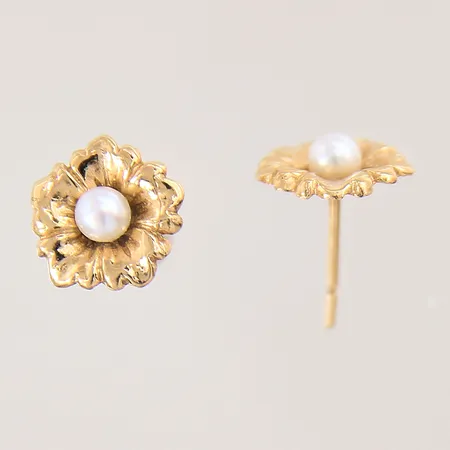Ett par örhängen med odlade pärlor, 12x10mm, saknar snurrebussar, 18K Vikt: 1,8 g
