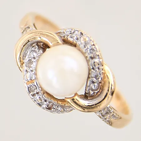 Ring med diamanter 8 x ca 0,005ct och odlad pärla 6,6mm, stl 17¾, bredd 1,7-11mm, skev, 18K Vikt: 3,5 g