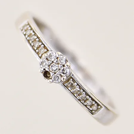 Ring med diamanter 6xca0,015ct, 10xca0,005ct, stl 19, bredd 2,5-4,5mm, saknar en diamant, graverad, 18K  Vikt: 2,7 g
