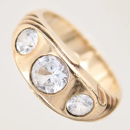 Ring med vita stenar, stl 20¾, bredd 4,5-10mm, skadade stenar, repig, 10K Vikt: 9 g