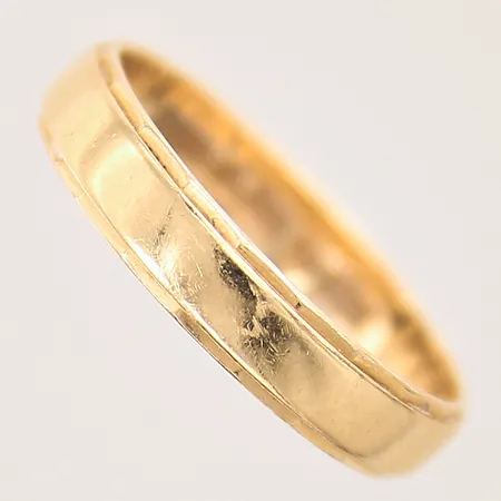 Ring, stl: 18¼, bredd: 4mm, gravyr, 18K  Vikt: 3,3 g