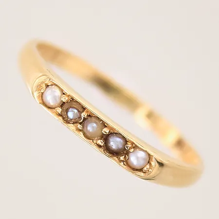 Ring med imitationspärlor, stl: 17¼, bredd: 1,4-2,6mm, 18K  Vikt: 2 g