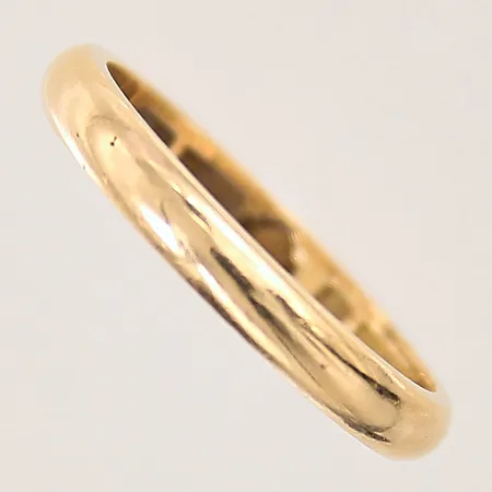 Ring, stl: 18, bredd: 2,8mm, gravyr, 18K  Vikt: 3,6 g