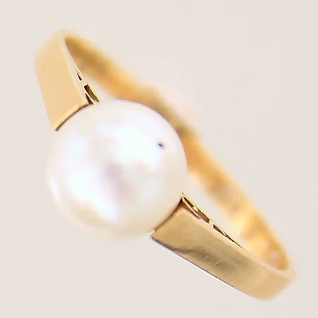 Ring med odlad pärla, stl: 17¼, bredd: 1,8-7,3mm, 18K  Vikt: 2,4 g