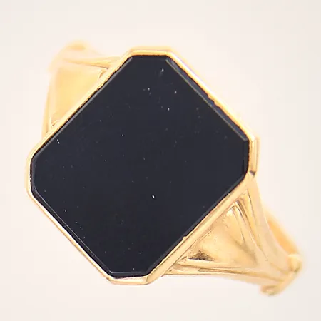 Ring med svart sten, stl: 21½, bredd: 2,5-14,5mm, gravyr, 18K  Vikt: 4,5 g