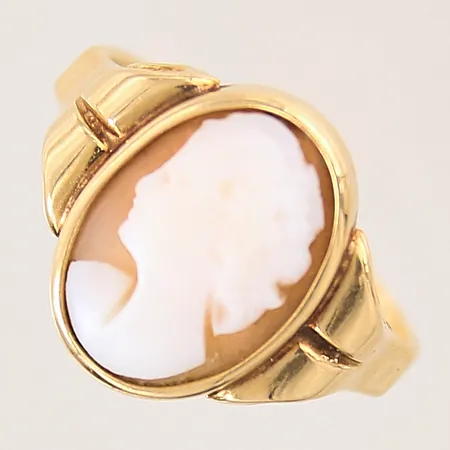 Ring med camé, stl: 18, bredd: 1,9-15,2mm, något skev skena, 18K  Vikt: 3,1 g