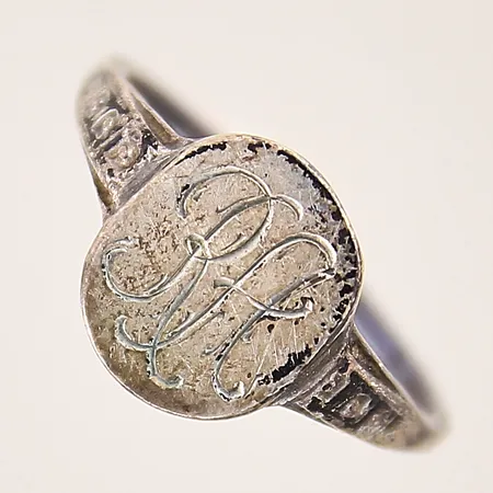 Ring, gravyr, ojämn, silver 935/1000 Vikt: 3,3 g