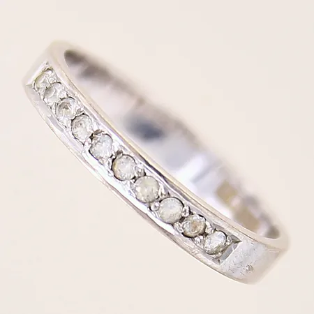 Ring med vita stenar, stl: 17½, bredd: 3mm, vitguld, 18K  Vikt: 2,7 g
