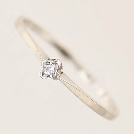 Ring med 8/8 slipad diamant 1x0,005ct, stl: 17¾, bredd: 1,1-3,4mm, vitguld, 18K  Vikt: 1 g