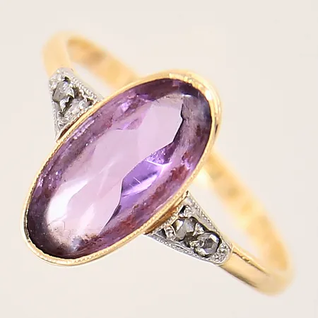Ring med rosenslipade diamanter och lila sten, stl 16¾, bredd 1,7-13,5mm, silver infattning, nagg, skadade klor, 18K Vikt: 2 g