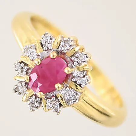Ring med diamanter totalt 0,05ctv enligt gravyr, samt rubin, stl 18, bredd 2-11mm, GHA, rubin med spricka samt slitage, 18K  Vikt: 4,8 g