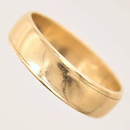 Ring, slät, stl 19½, bredd 5,7mm, repig, gravyr, ostämplad, 18K Vikt: 5,5 g